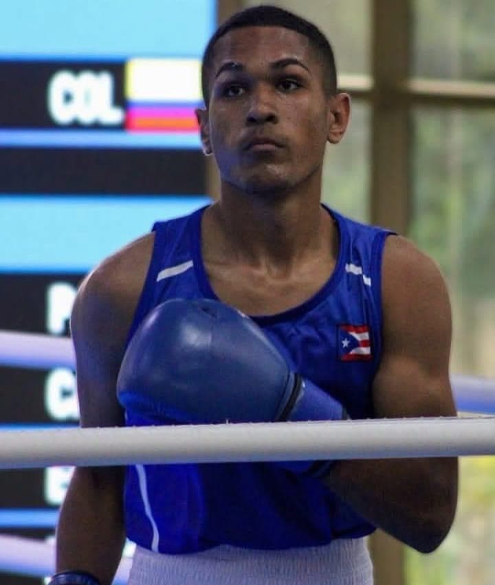 Competidor del Atlantic Boxing Club con casco azul antes de un combate