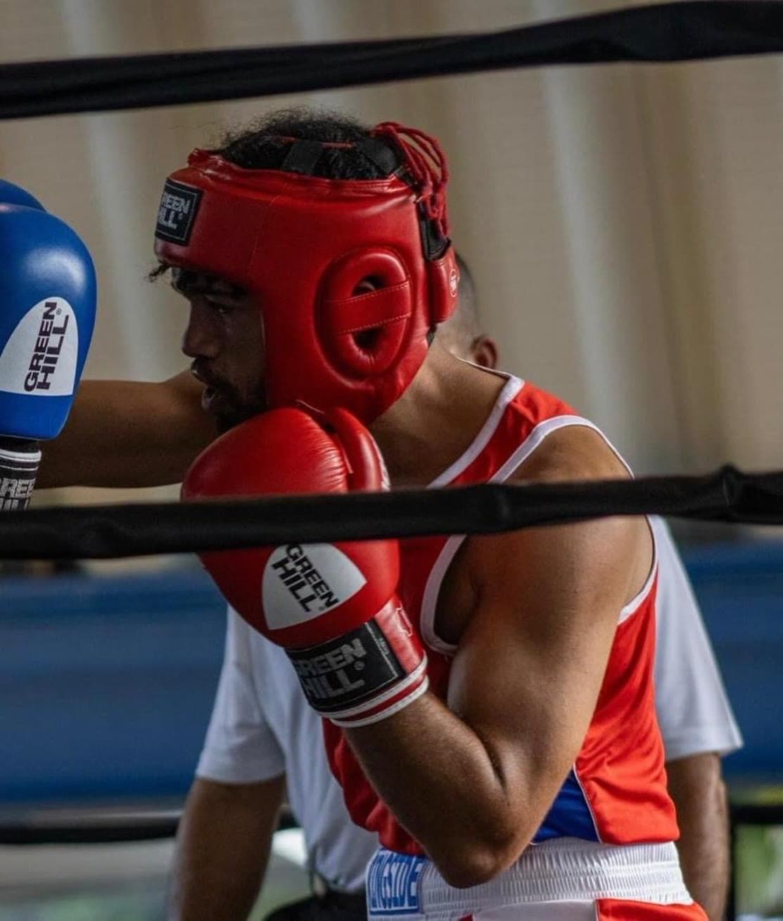 Dos boxeadores cara a cara en el ring durante la competencia