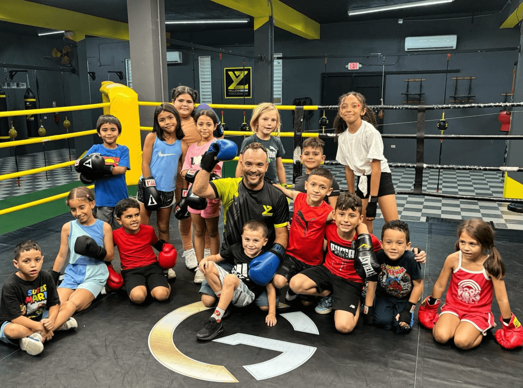 Joven boxeadora del Atlantic Boxing Club apoyada en las cuerdas del ring